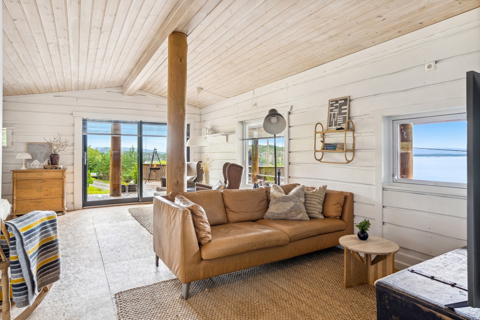 Vinduer i tre himmelretninger slipper inn rikelig med dagslys til stuen. Galleribilde