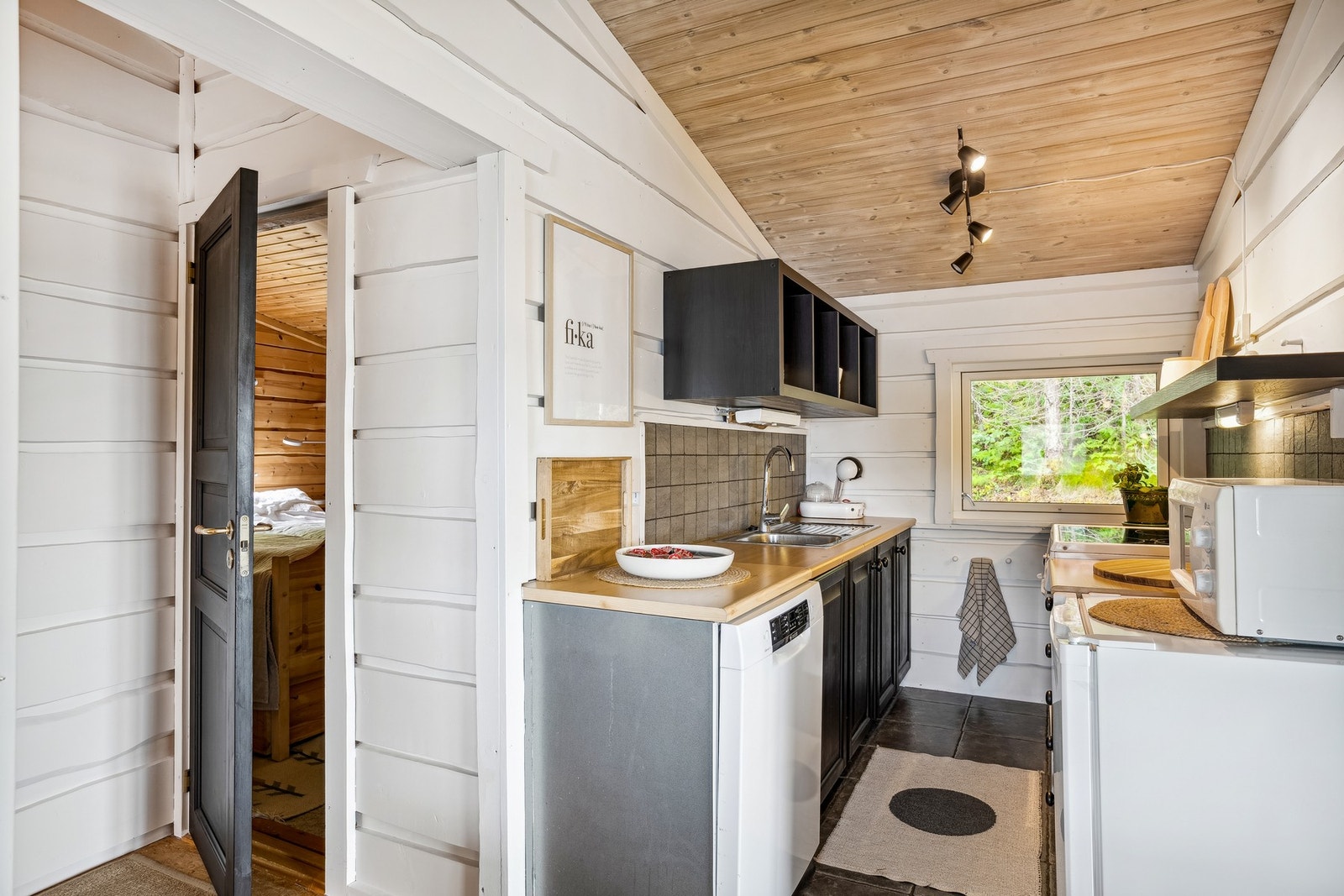 Opplegg for oppvaskmaskin er installert på kjøkkenet. Galleribilde