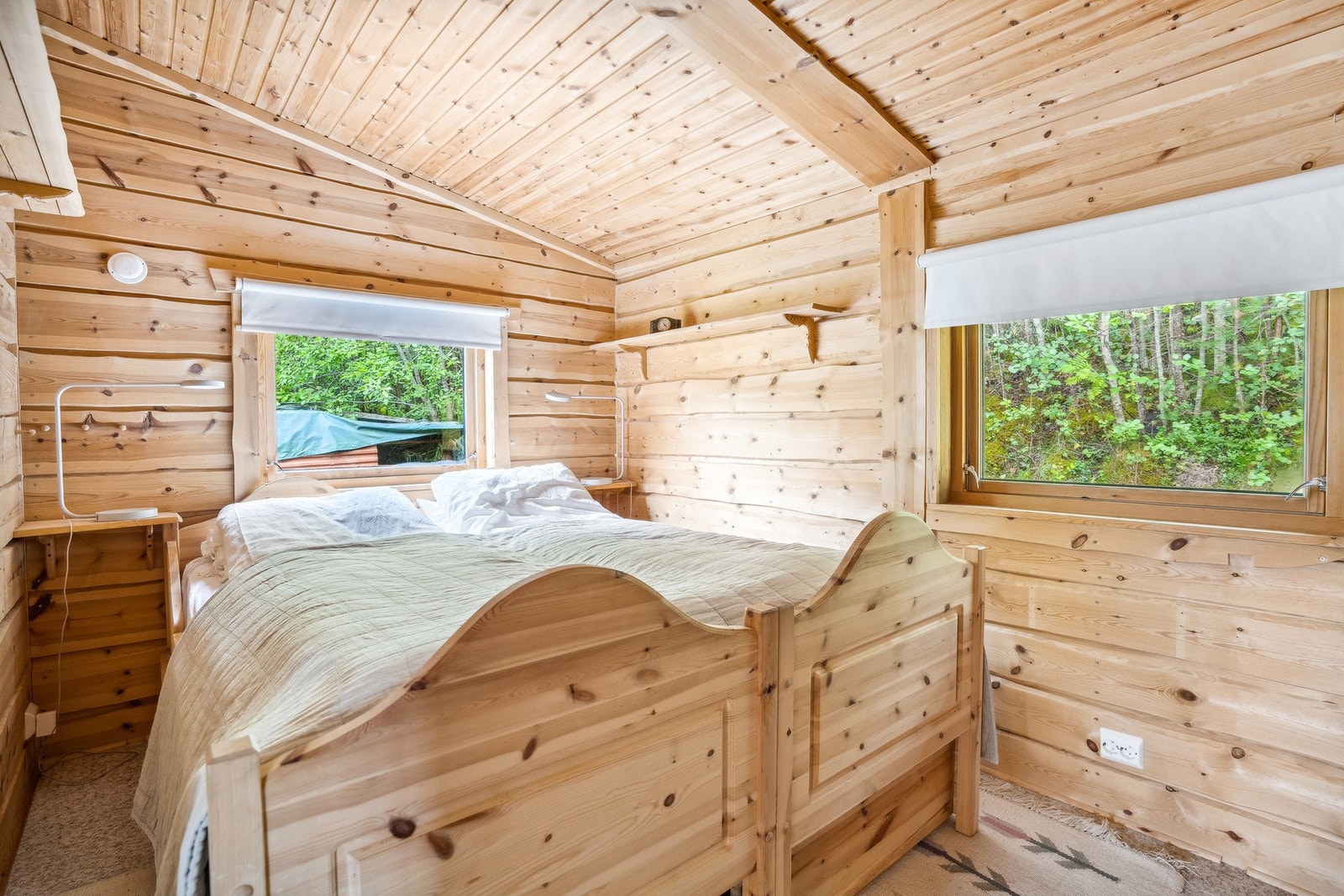 To lyse soverom ligger vegg i vegg med enkel tilgang til badet. Galleribilde