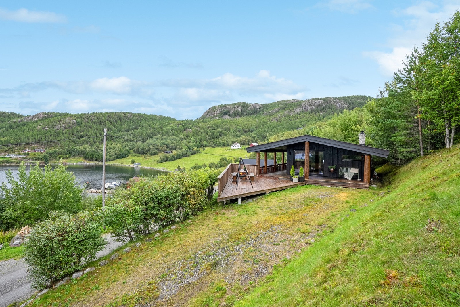 Det er enkel adkomst via bilvei helt frem, og bilen parkeres på en gårdsplass foran hytta. Galleribilde