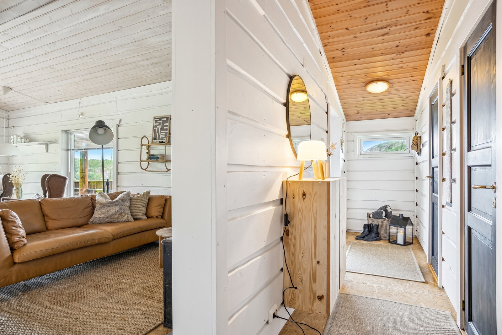 Vel inne ønskes man velkommen av en innbydende gang i direkte tilknytning til både stuen og kjøkkenet. Galleribilde