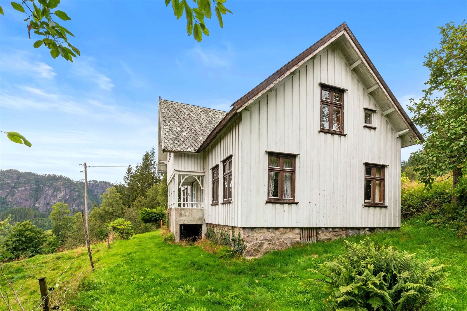 Rundt våningshuset er det hovedsakelig grøntområde. Galleribilde
