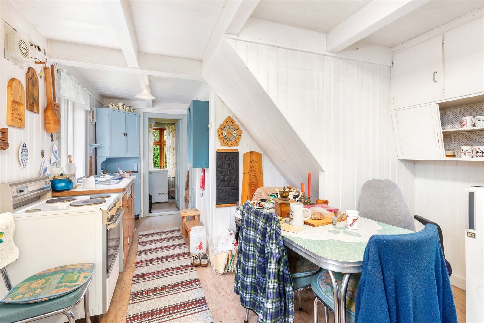 Kjøkken har eldre innredning. Rommet er nå ikke tilkoblet vann. Galleribilde