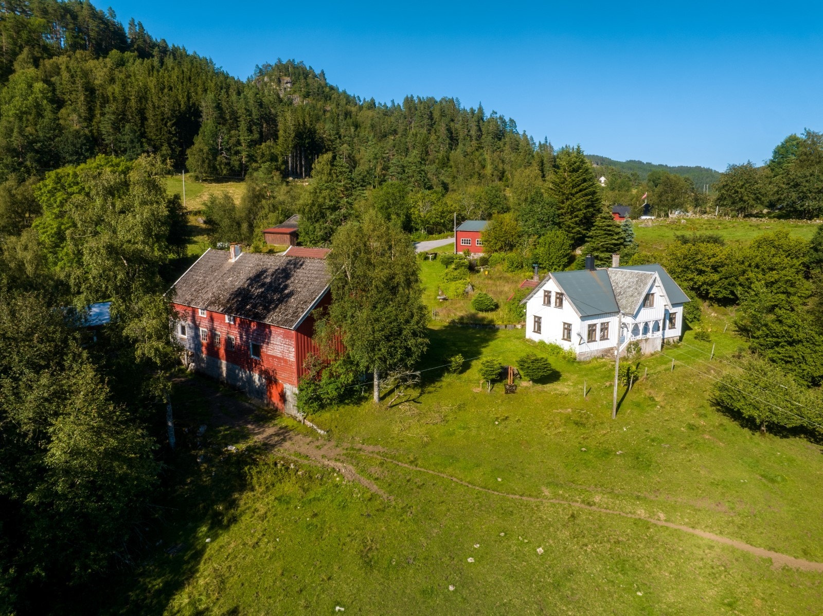 Velkommen til Bjærumsveien 76! Eiendommen inneholder
våningshus, vognskjul, verksted, traktor garasje, smie, fjøs/låve og garasje. Galleribilde