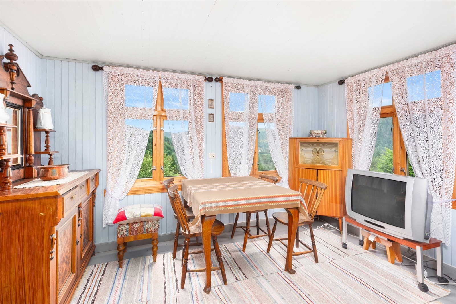 Det ble byttet en god del vinduer på 90-tallet i samband med fornying av fasader. DIsse er funnet i bra stand ifra alder. Galleribilde