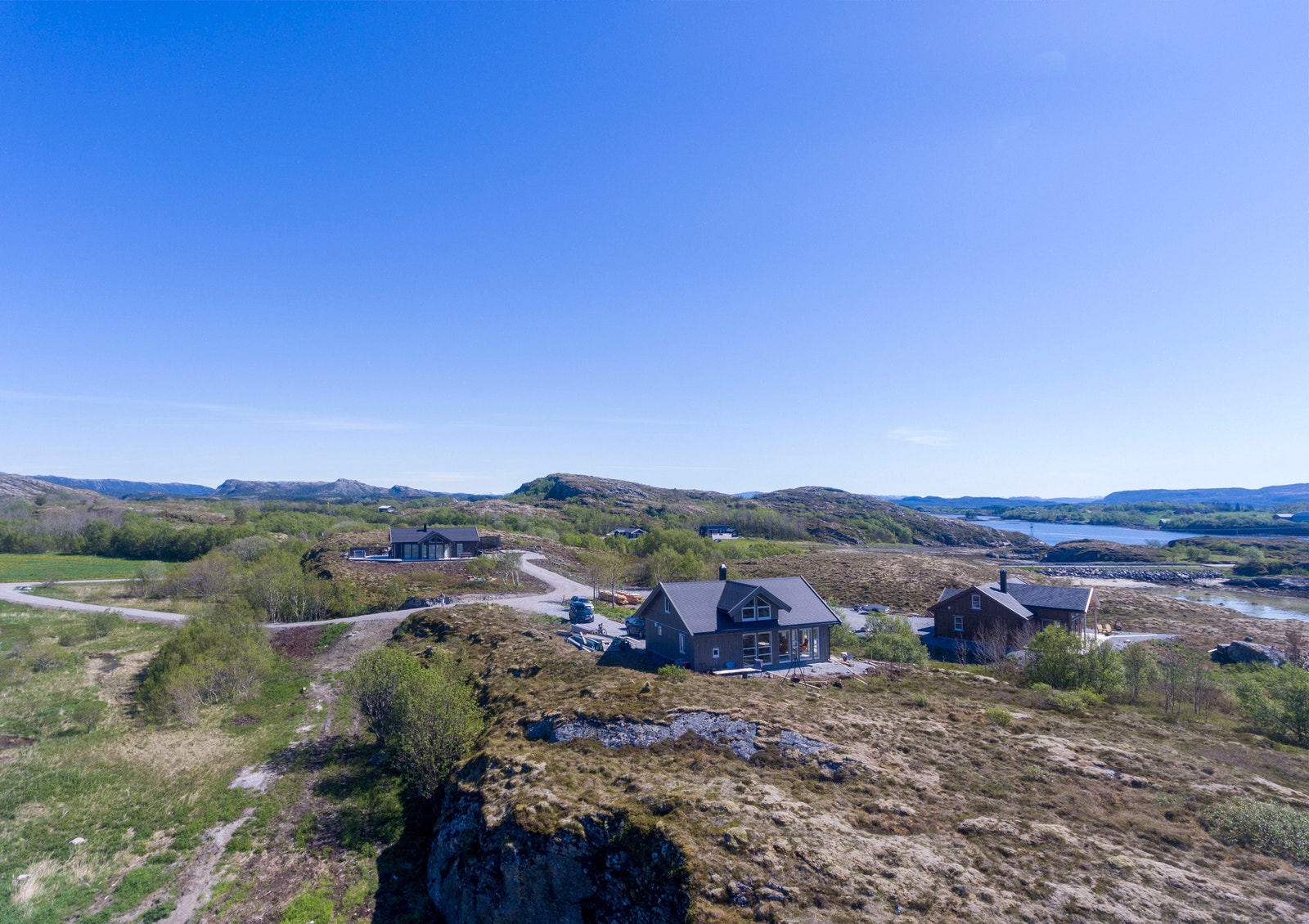 Rossøya hytteområde ligger meget fint til ved Arnøyfjorden med fantastisk utsikt Galleribilde