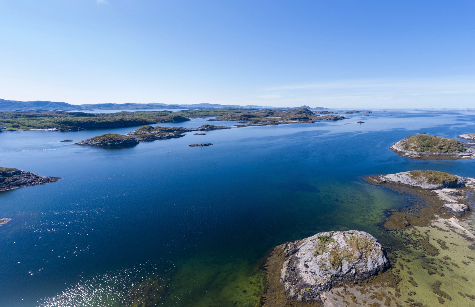 Nærøysund har landets lengste totale kystlinje fordelt på et innholdsrikt fjordlandskap og rundt 7000 øyer, holmer og skjær Galleribilde