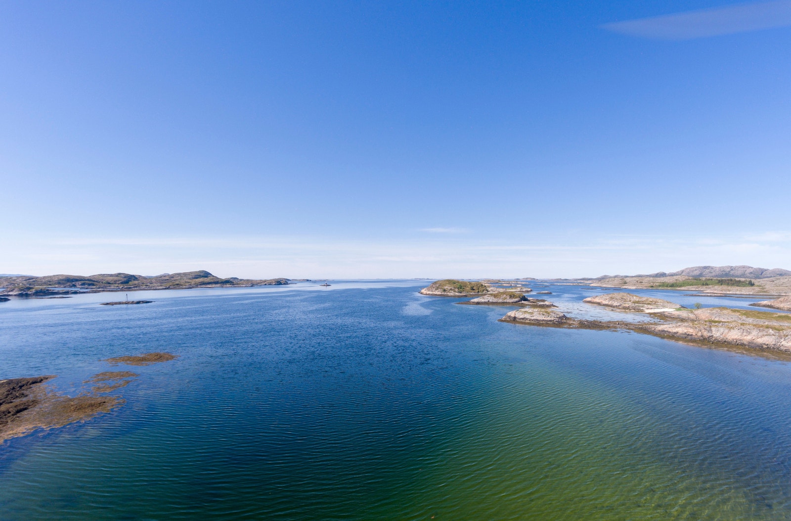 Nærøysund har landets lengste totale kystlinje fordelt på et innholdsrikt fjordlandskap og rundt 7000 øyer, holmer og skjær Galleribilde