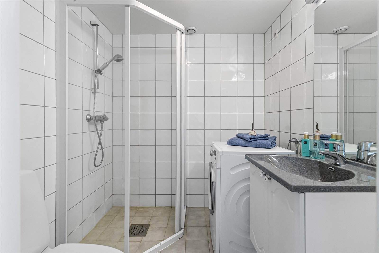 Badet har fliser på vegger og gulv og med vannbåren gulvvarme har du deilig temperatur året rundt. Galleribilde