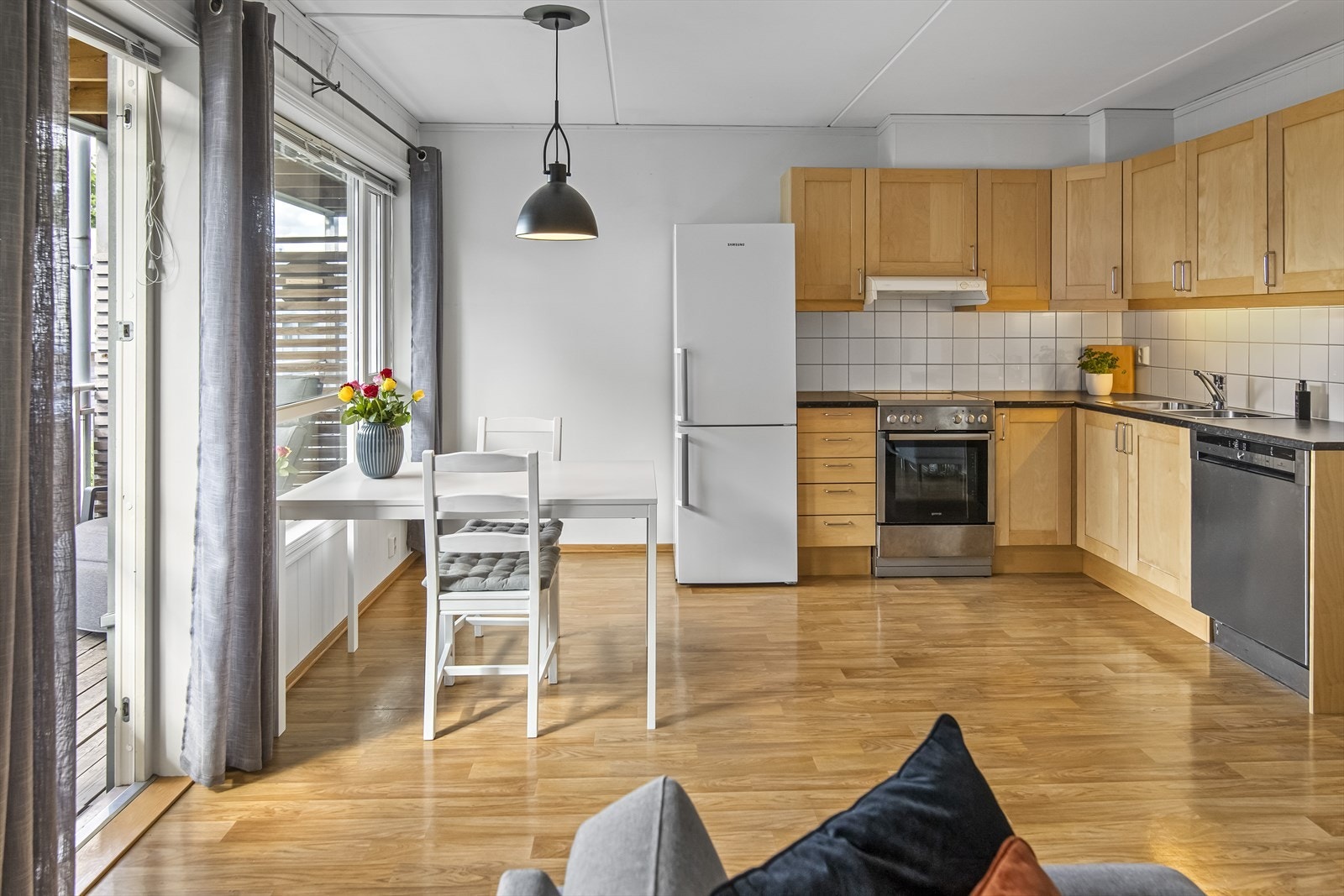 Det er utgang til den vestvendte og solrike balkongen fra stuen Galleribilde