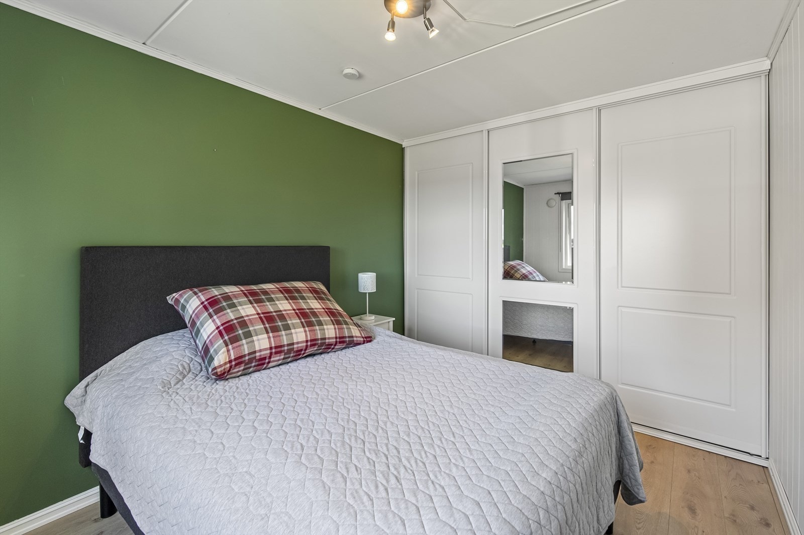 Rommet er innredet med skyvedørsgarderobe. Galleribilde