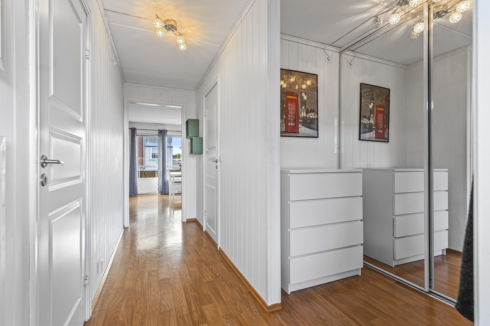 Romslig entre med skyvedørsgarderobe. Galleribilde