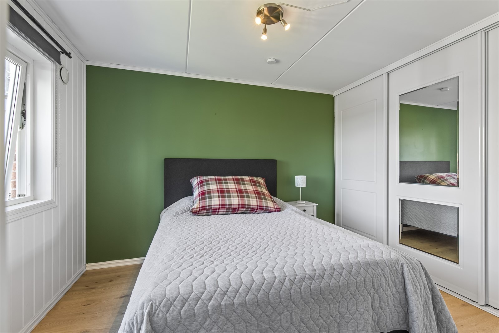 Leilighetens soverom har god plass til dobbeltseng og nattbord. Galleribilde