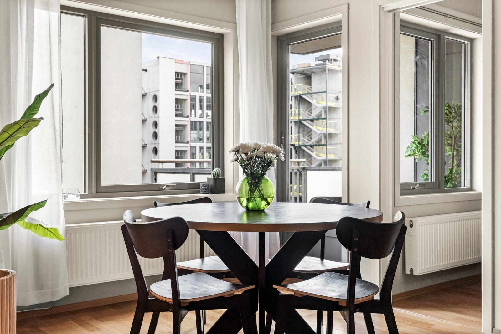 Store vindusflater gir rikelig med naturlig lysinnslipp. Galleribilde