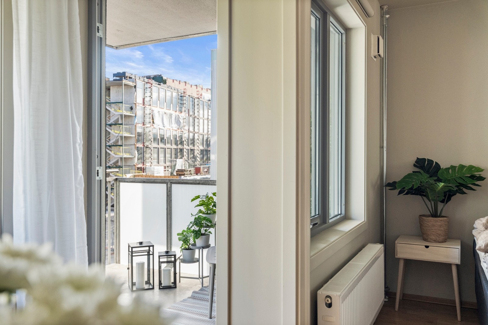 Fra stuen er det utgang til sydvendt balkong. Galleribilde