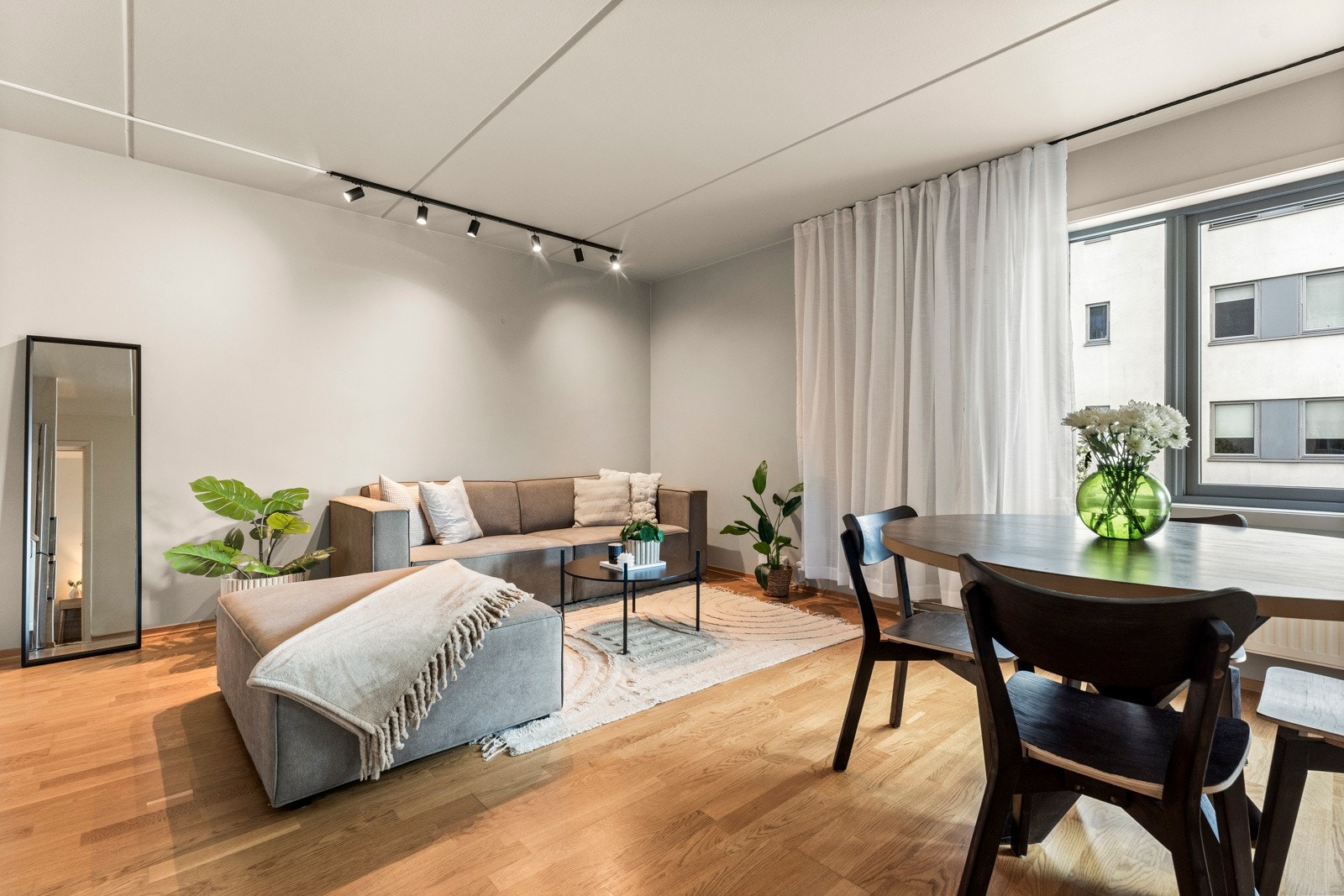 Lys og stor stue med god plass til sofakrok, spisebord og annen ønsket innredning. Galleribilde