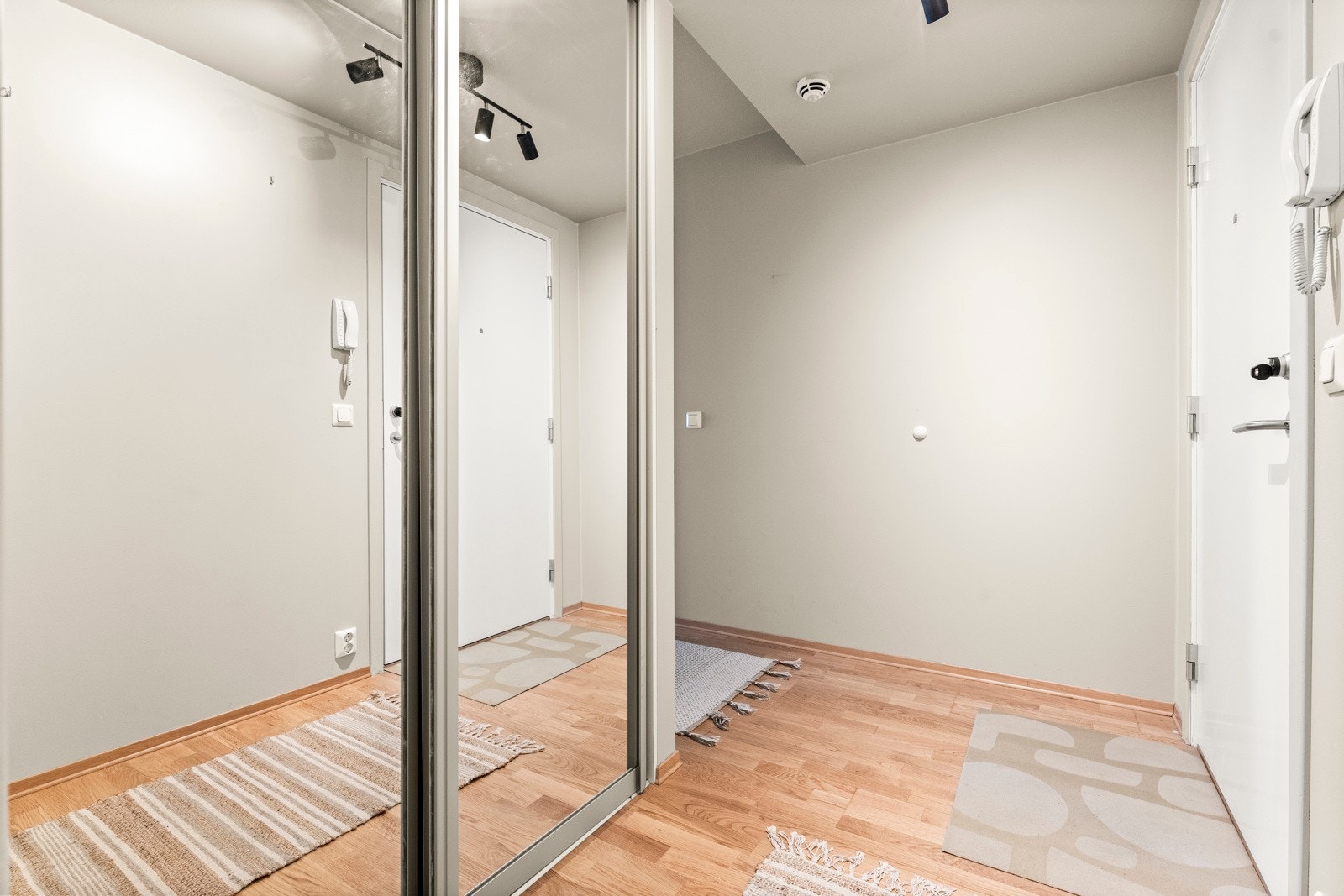 Velkommen inn! Praktisk skyvedørsgarderobe med speilfronter i entrèen. Galleribilde