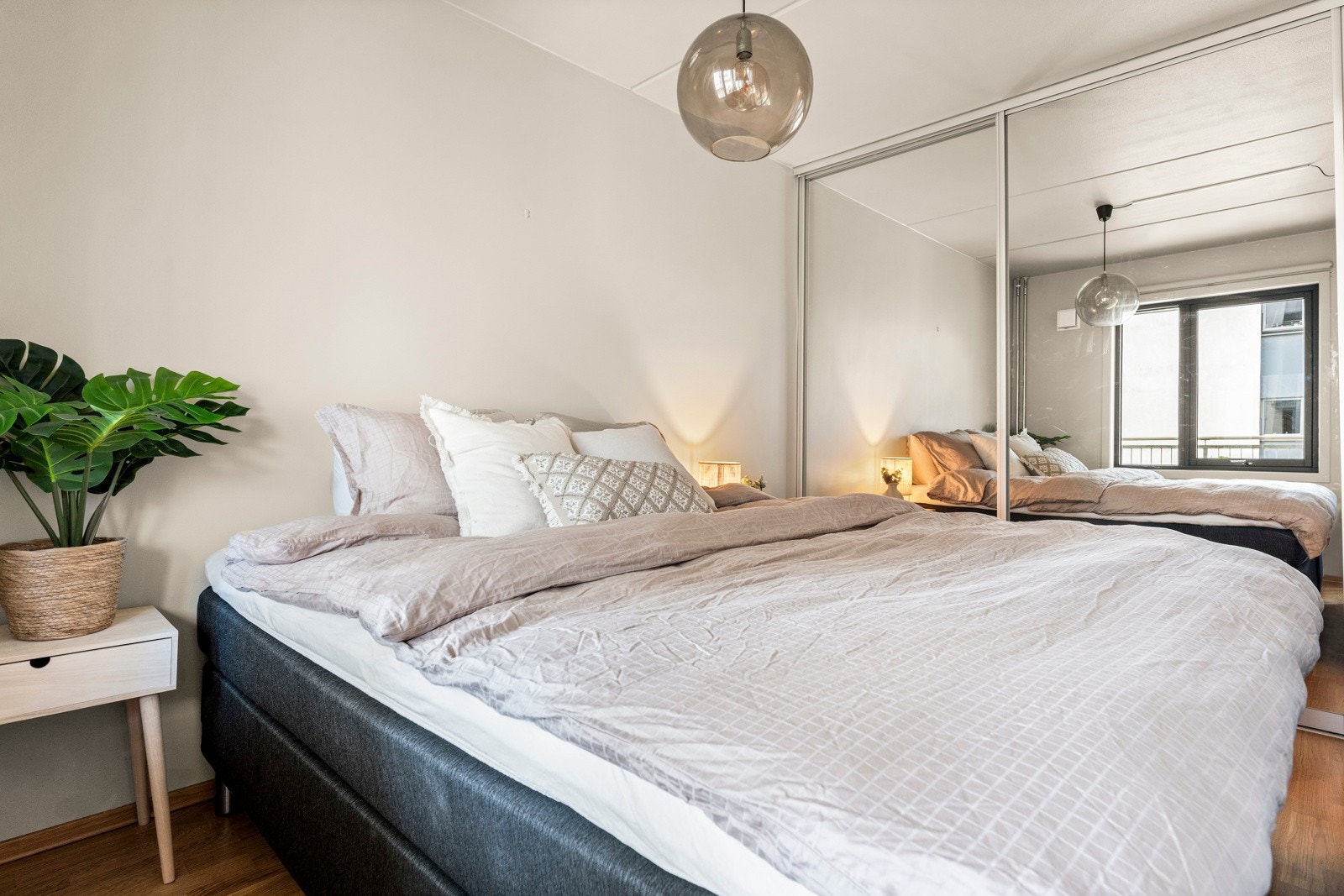 Stor skyvedørsgarderobe med speilfronter gir rikelig med plass til klesoppbevaring. Galleribilde