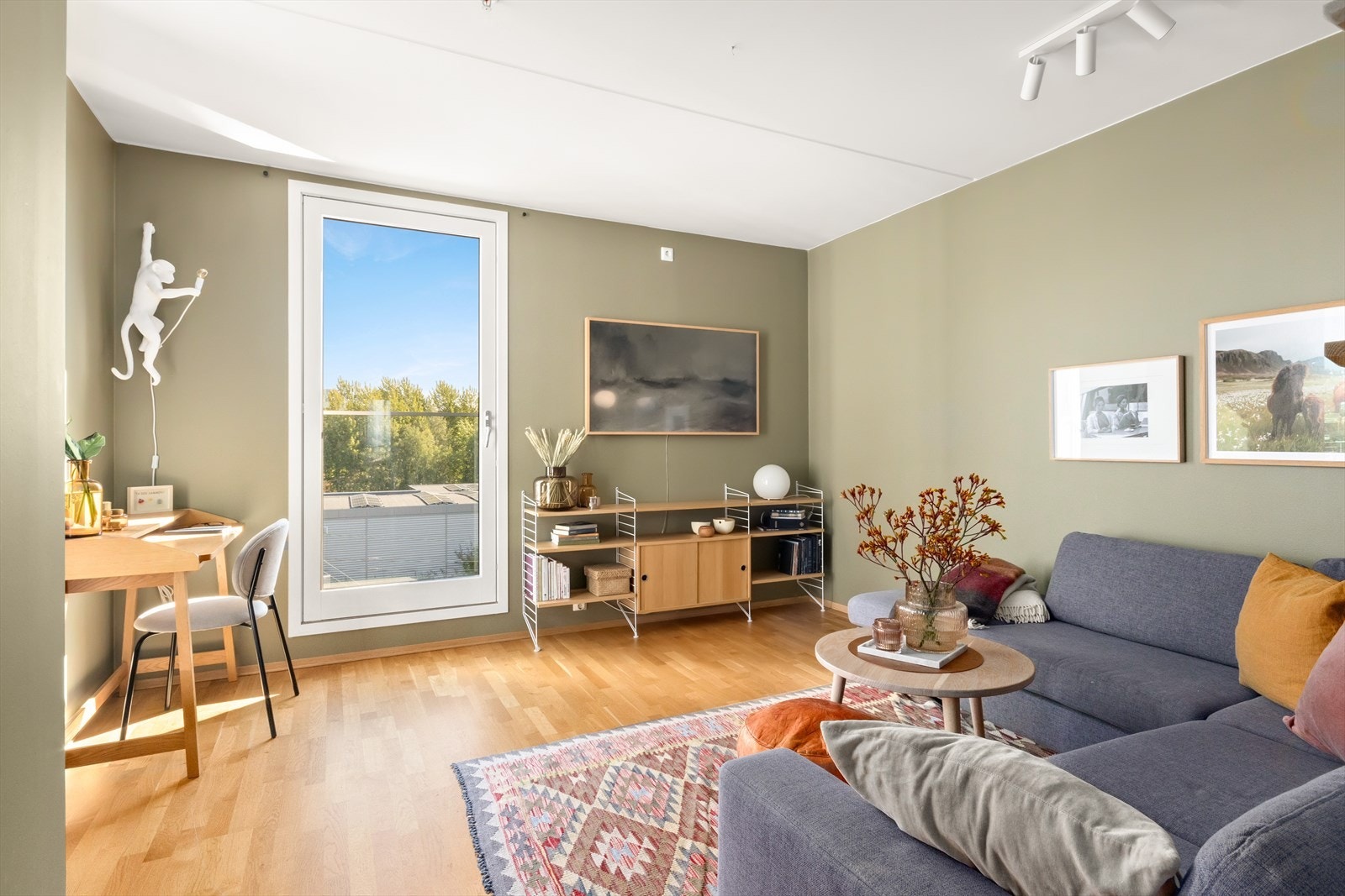 Leiligheten byr på tre gode soverom hvor det ene benyttes som TV-stue Galleribilde