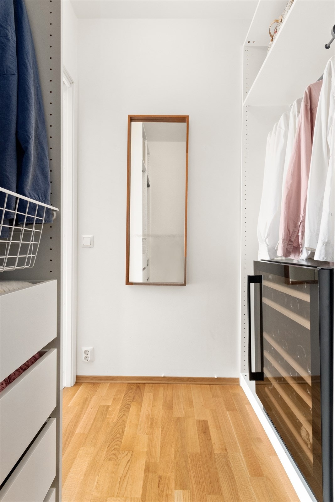 Walk-in-garderobe med adkomst fra hovedsoverommet Galleribilde