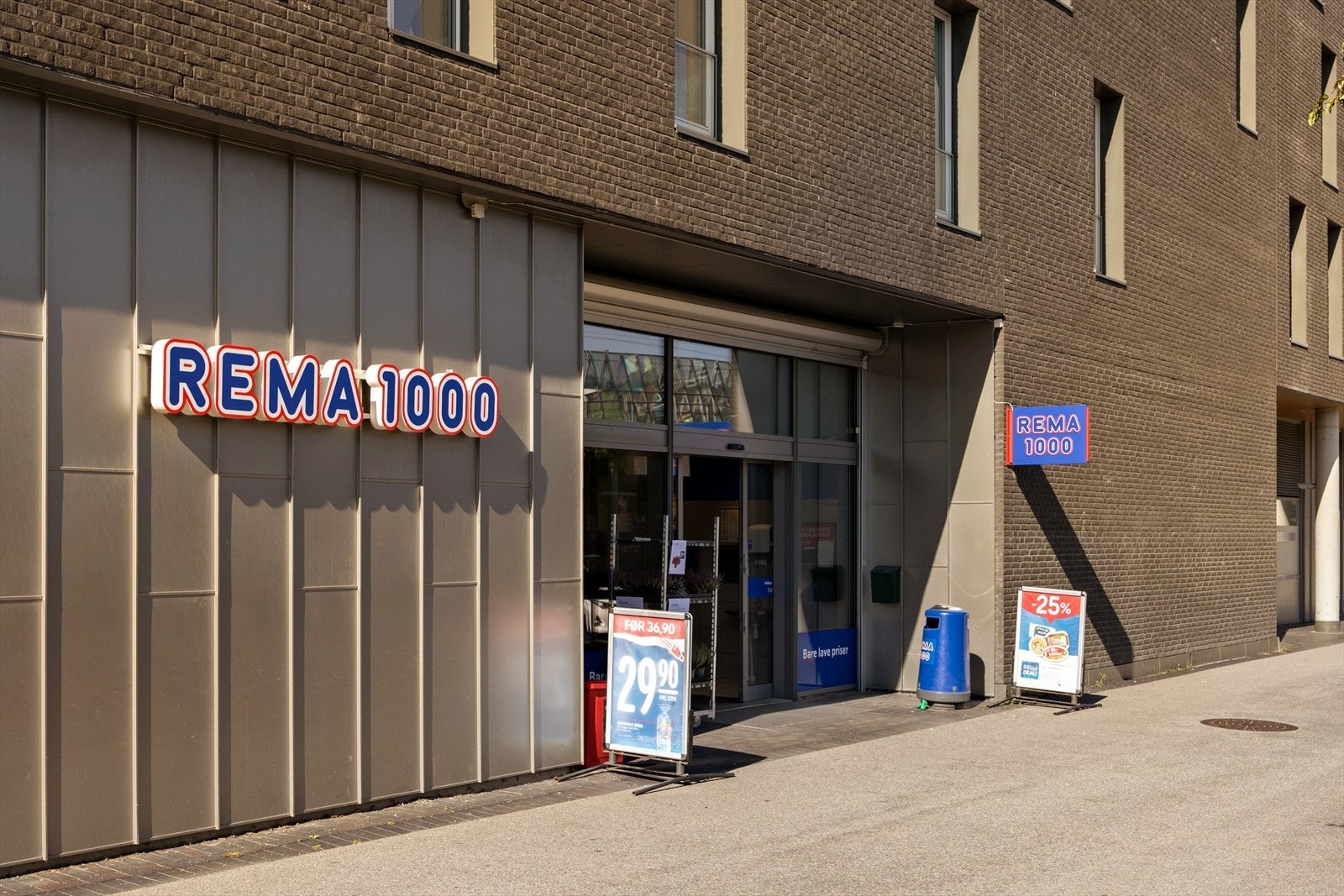 Rema 1000 er kun 1 minutts gange fra leiligheten Galleribilde