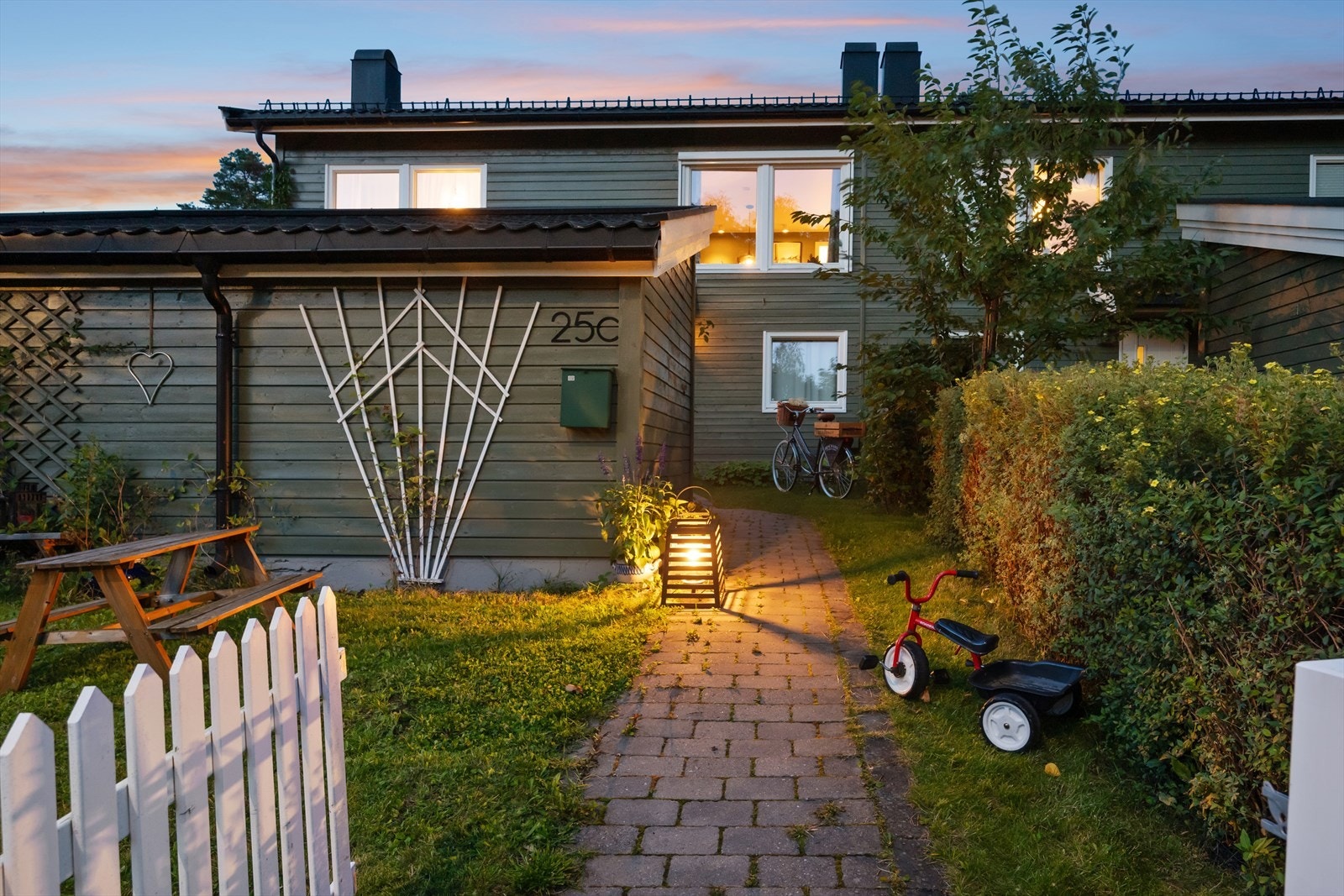 Simon Barood v/DNB Eiendom (467 97 302) har gleden av å presenterer et flott rekkehus i Sloreåsen 25C! Galleribilde