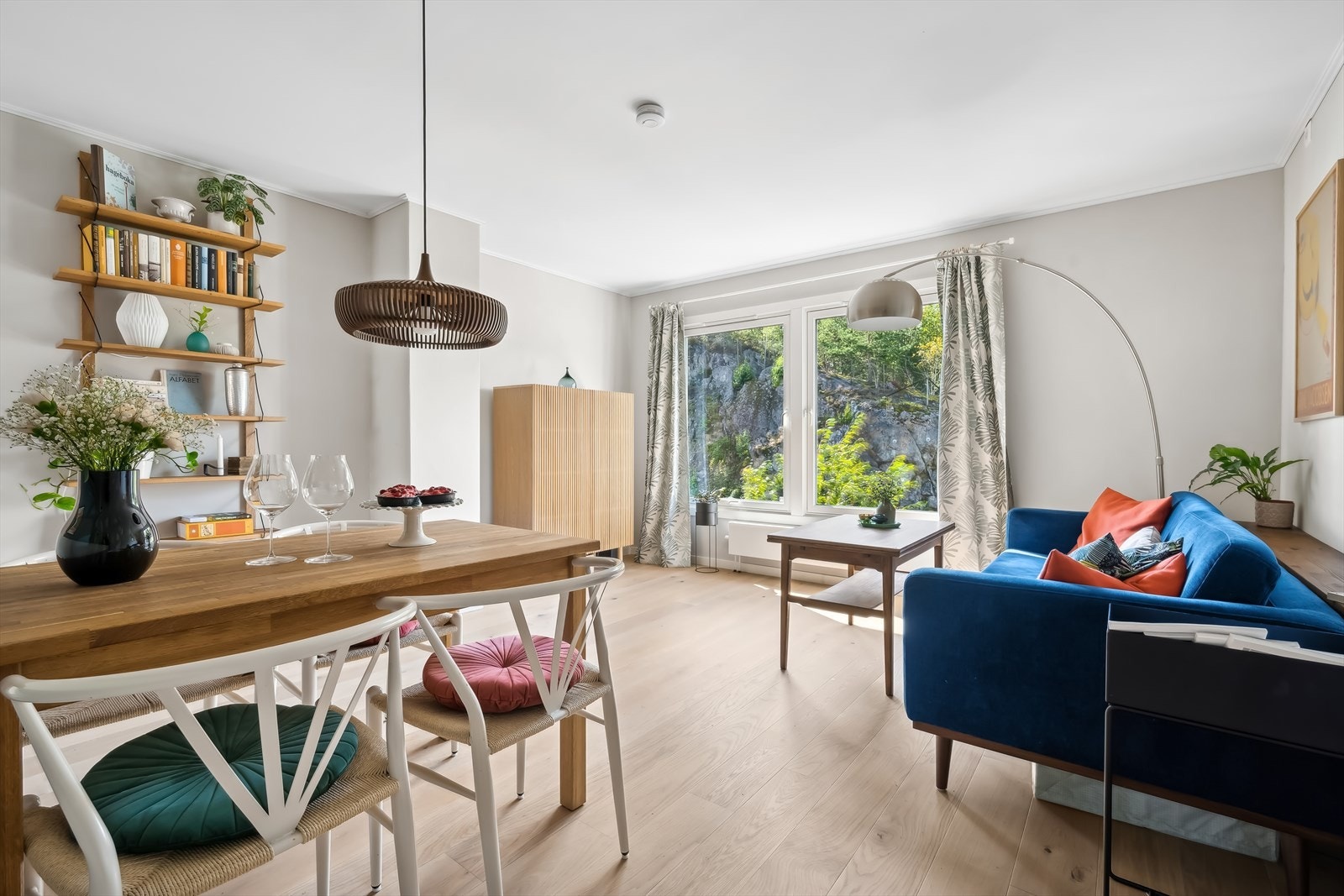 Store vinduer som slipper inn rikelig med naturlig lys. Galleribilde