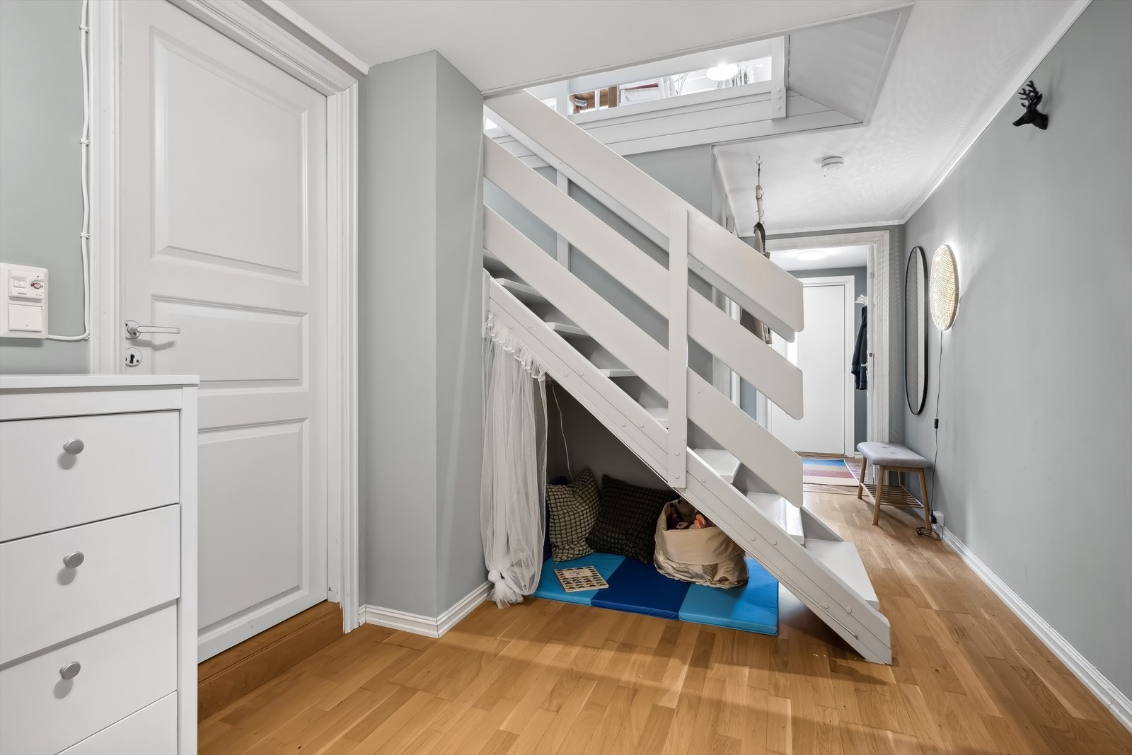Underetasjen består av hovedsoverom, stort baderom, innvendig bod og en innbydende entre. Galleribilde