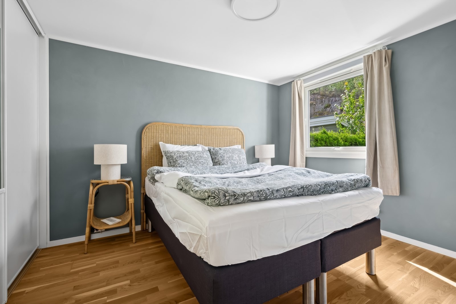 Hovedsoverommet er av god størrelse. God plass til stor seng med tilhørende nattbord. Galleribilde