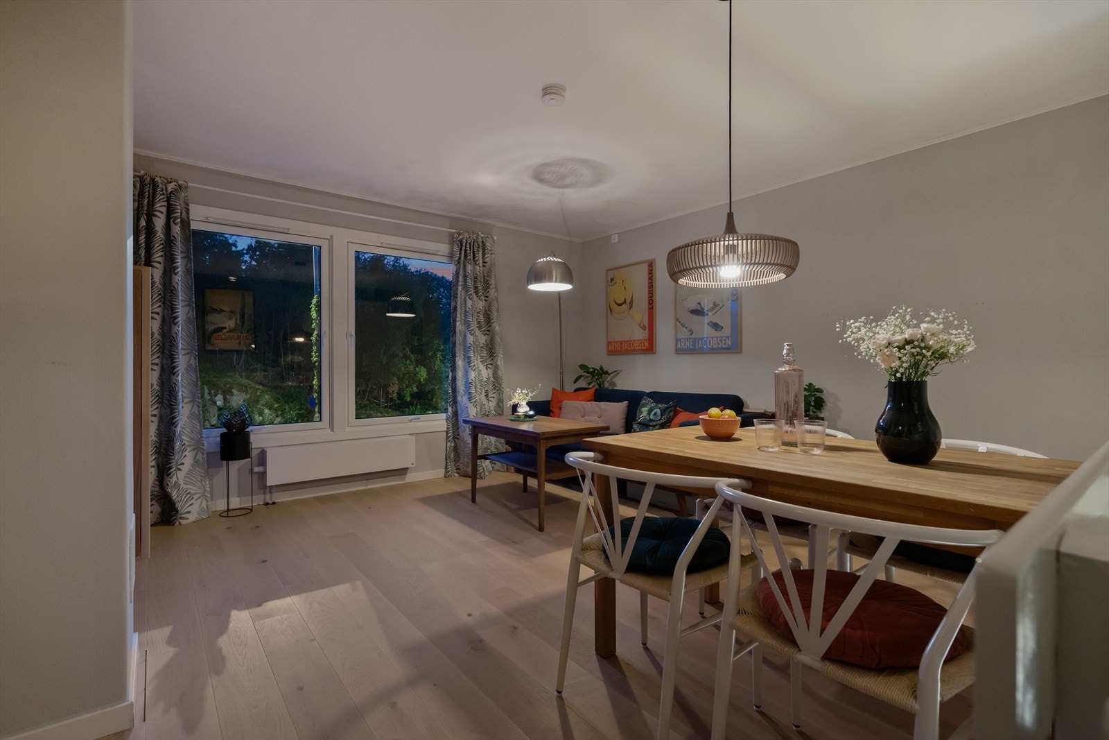 Koselig kveldsstemning i stuen. Galleribilde