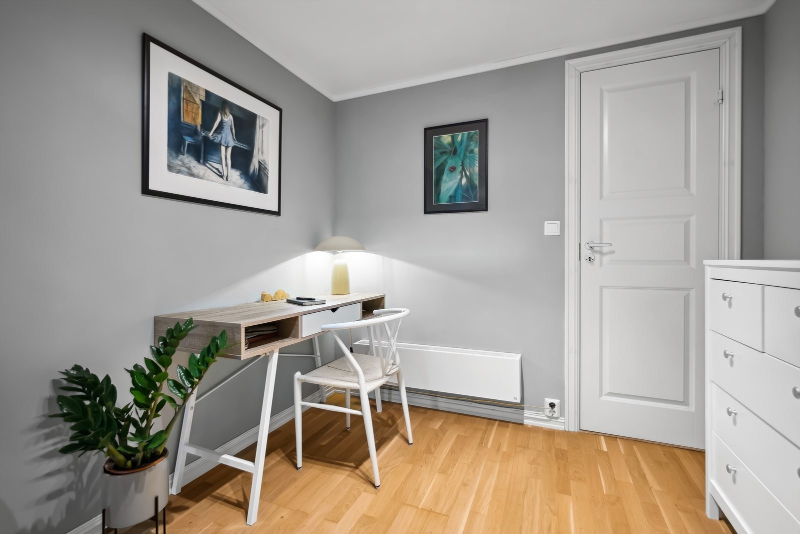 Det er plass skap, pult og diverse møblement. Galleribilde