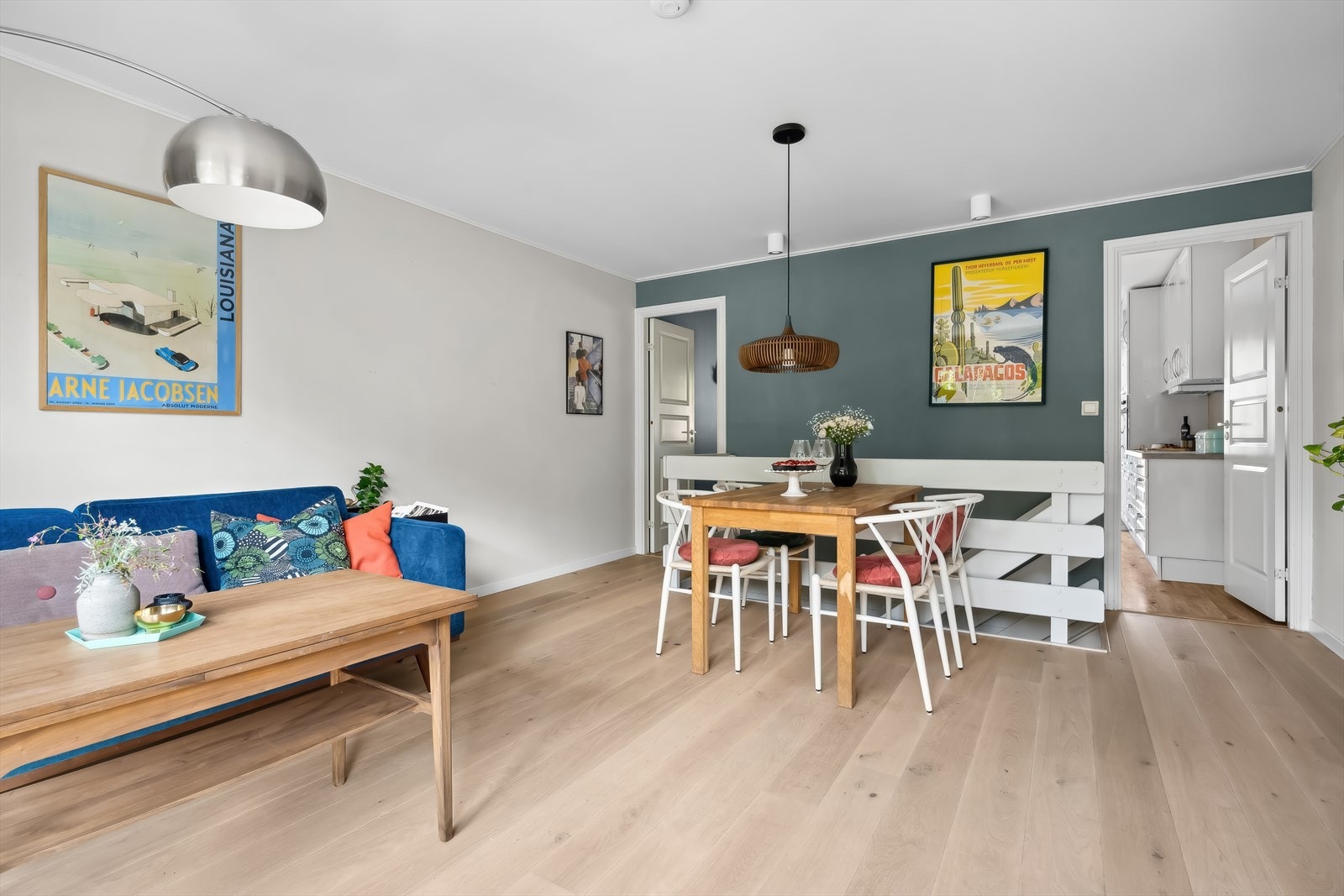 Veggene ble fornyet med tidsriktige farger i 2021, samt lagt ny parkett i stuen. Galleribilde