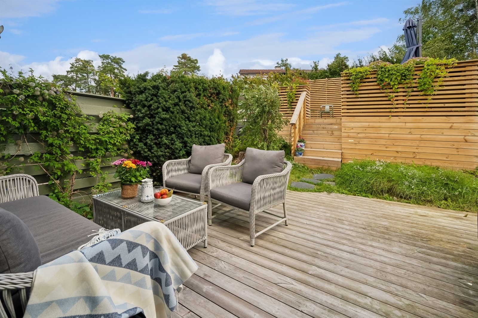 Terrassen har et areal på ca. 32 kvm - Her er det god plass for utemøbler, grill og diverse møblement. Galleribilde
