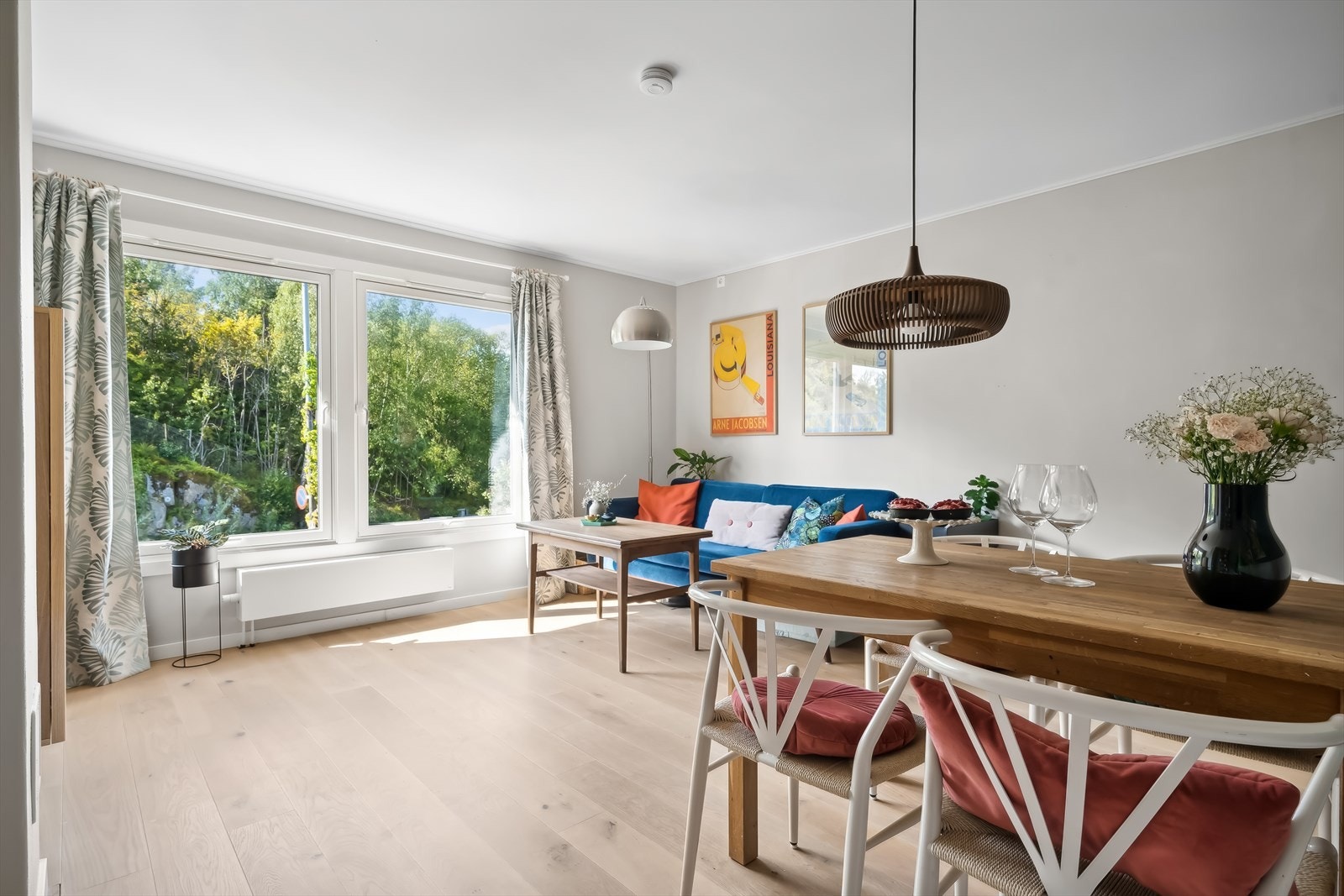 Romslig stue med plass til stort spisebord, sofa og tilhørende møblement. Den gode utformingen og de tidløse fargevalgene på vegger legger et godt grunnlag for å innrede oppholdsrommet etter eget ønske. Galleribilde