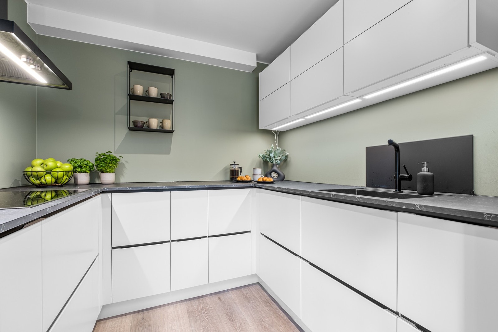 Kjøkkenet har rikelig med skap- og benkplass. Galleribilde