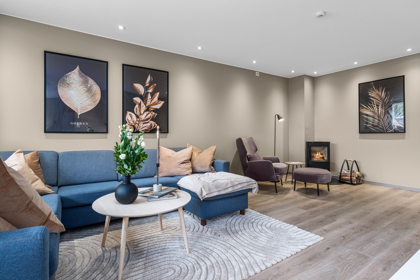 En strøken 3-romsleilighet i 3. etasje med gjennomført stil og materialvalg. Galleribilde