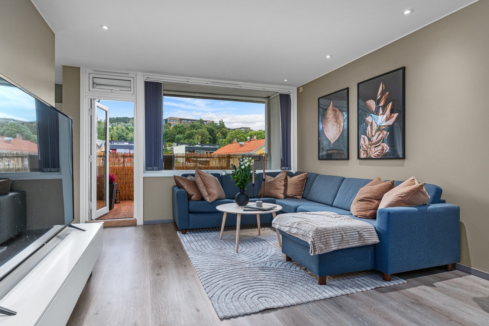 Stuen er på 22 kvm med god belysning fra downlights i tak, samt store vindusoverflater. vinduer og balkongdør byttet i regi av borettslaget i 2022. Galleribilde