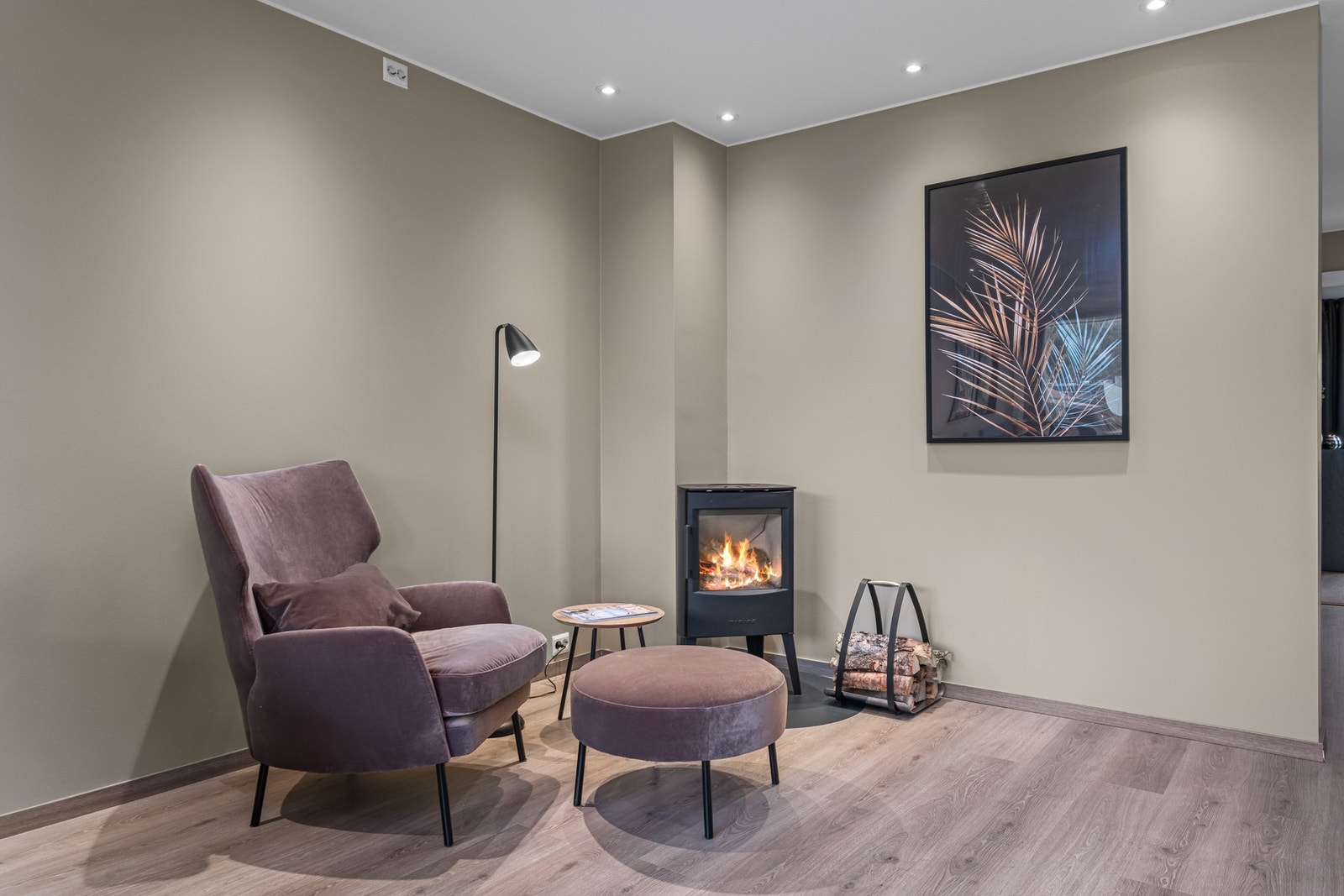 God plass til diverse møblement ved koselig vedovn. Galleribilde