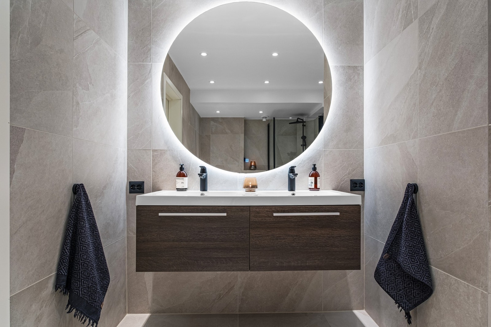 Strøken servant og speil med baklys. Galleribilde