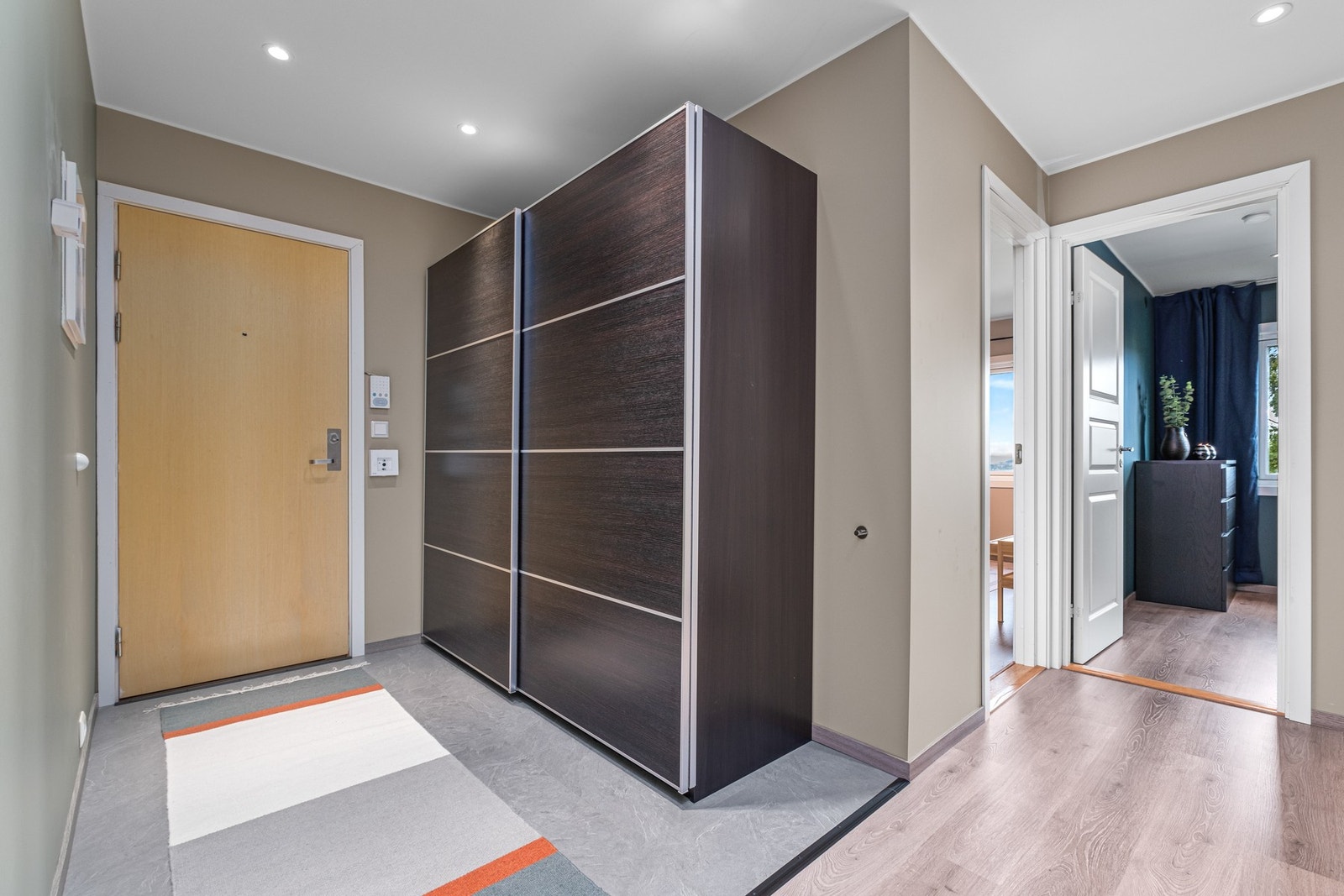 Romslig og innbydende entré/gang på 9 kvm. Galleribilde