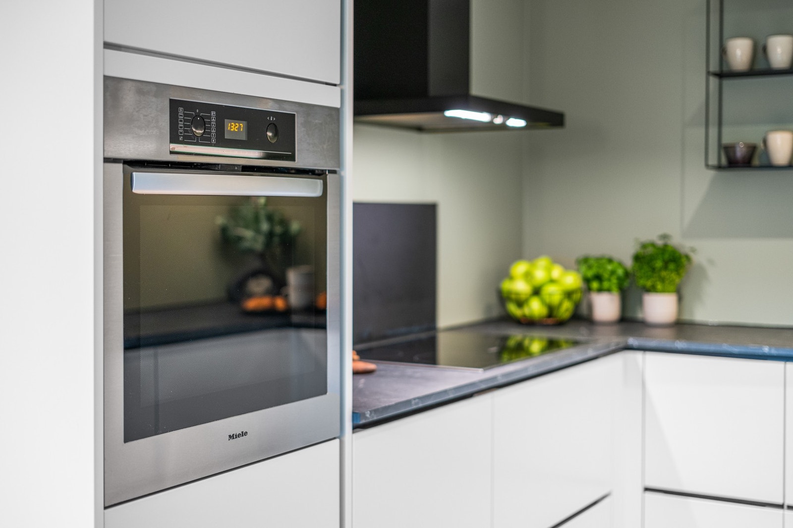 Integrerte hvitevarer er nedfelt induksjonstopp, stekeovn og oppvaskmaskin. Galleribilde