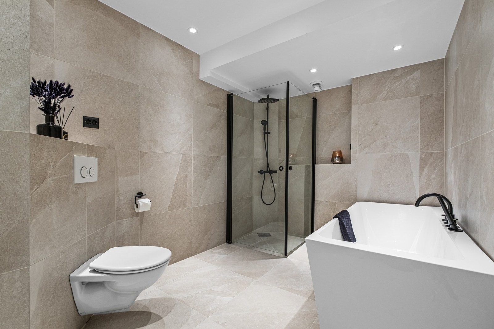 Rålekkert bad fra 2024 med 60x60 fliser. Rommet er på 8 kvm og ligger vegg i vegg med vaskerom. Galleribilde