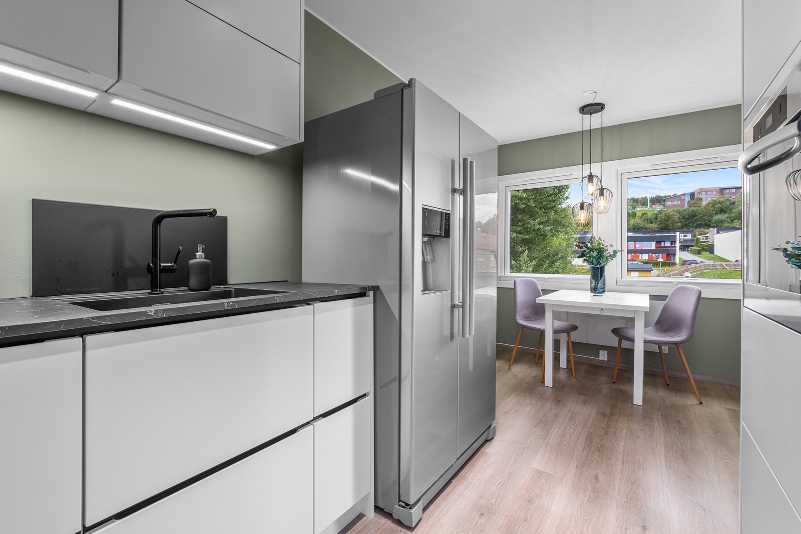 God plass til spiseseksjon ved vindu. Galleribilde