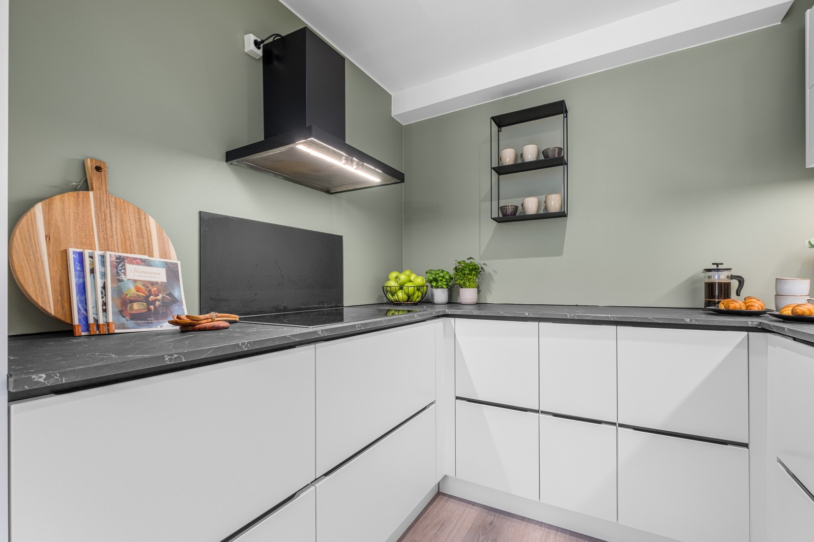 Kjøkkenet fremstår i god teknisk stand og får tilstandsgrad 1 på samtlige punkter av takstmann. Galleribilde