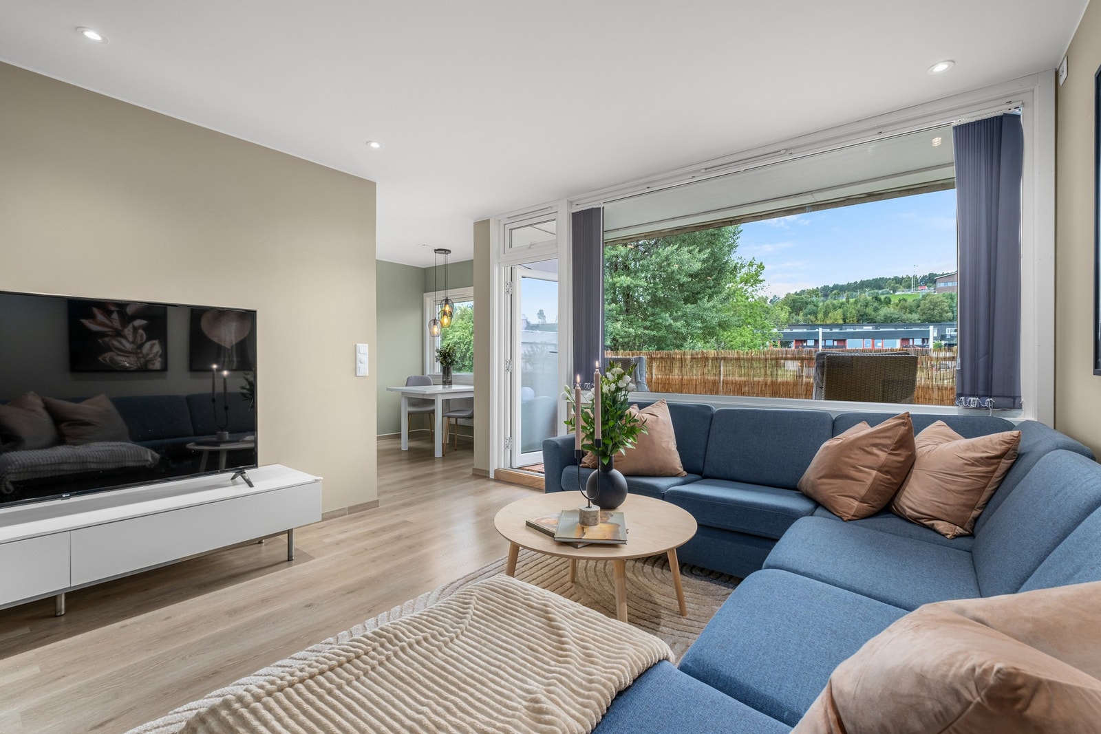 Enkel tilgang til balkong på 8 kvm som fungerer som en utvidelse av stuen på sommerstid. Galleribilde