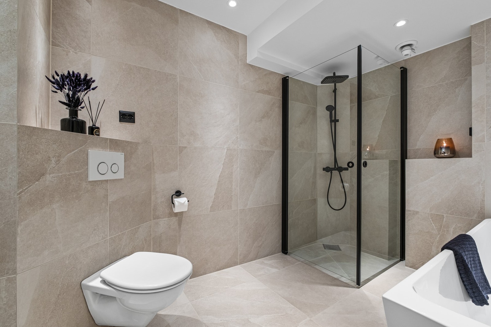 Rålekkert bad fra 2024 med 60x60 fliser. Rommet er på 8 kvm og ligger vegg i vegg med vaskerom. Galleribilde