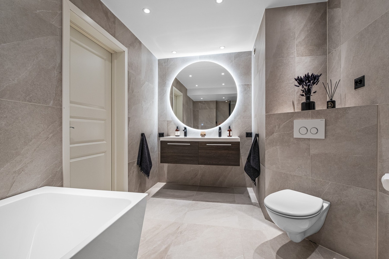 Rommet har gulvvarme og downlights i tak. Galleribilde