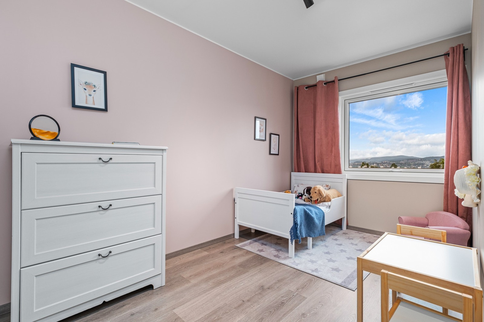 Stort og pent soverom på 9,5 kvm. Galleribilde