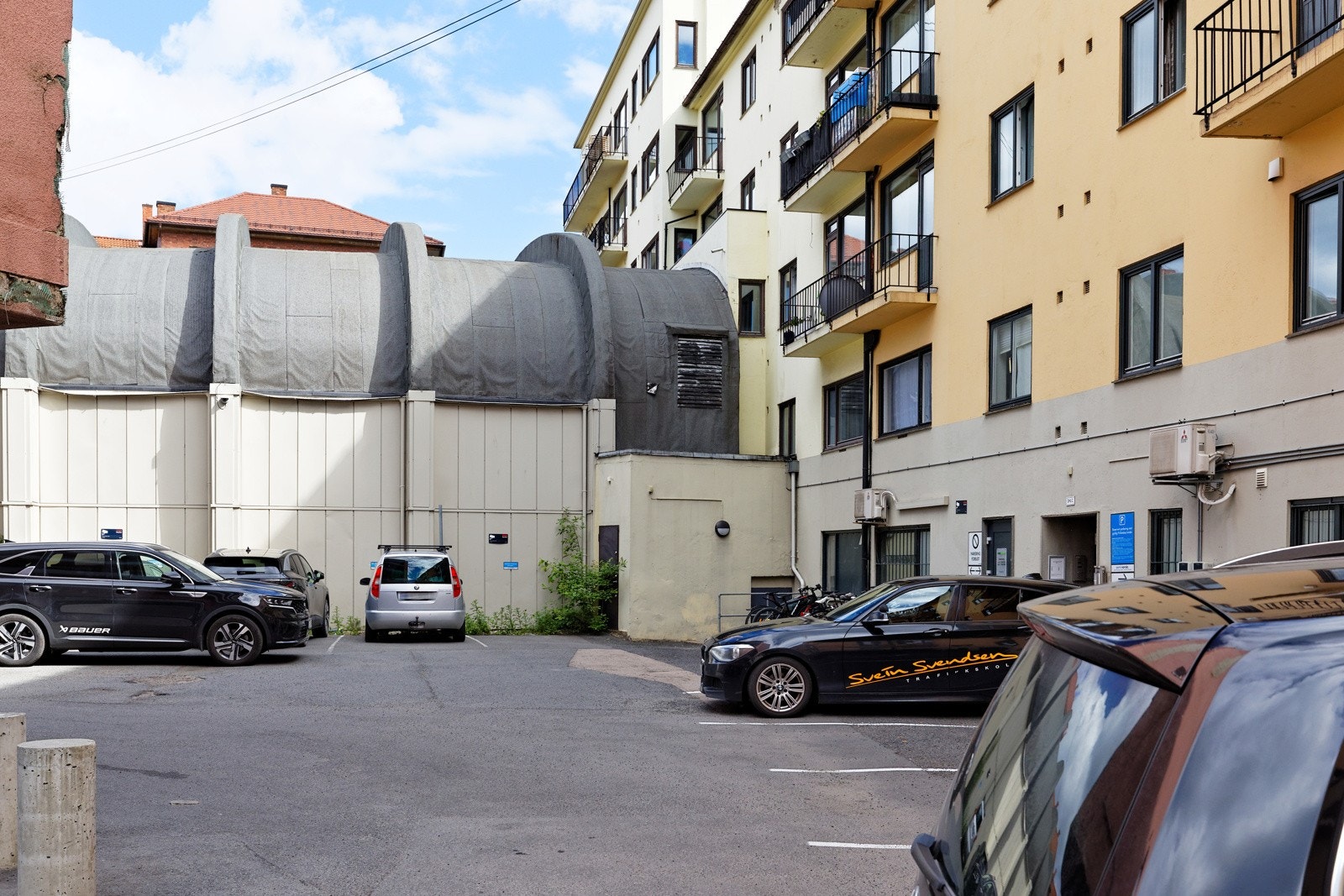 I området er det gate- og beboerparkering etter gjeldende bestemmelser. Se Oslo kommunes hjemmesider for ytterligere info om pris Galleribilde