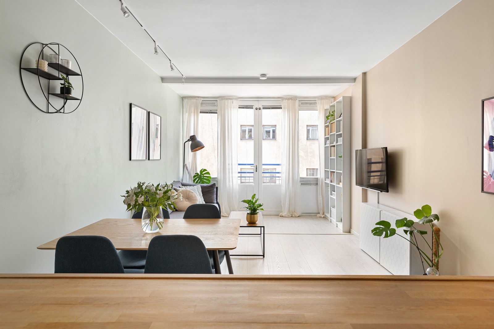 Dette er en lys og pen 2-roms selveierleilighet beliggende fritt og rolig til, i byggets tredje etasje med heisadkomst Galleribilde